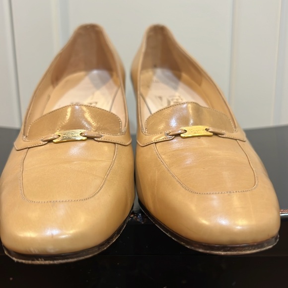 VTG Salvatore Ferragamo Leather Pumps Gold Tone Emblem Italy Size 10 - Picture 9 of 9